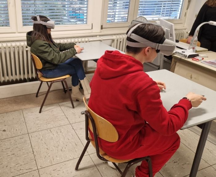 Schüler:innen mit VR-Brille